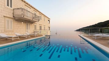 Una piscina riscaldata, lettini