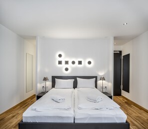 40-inch flat-screen TV with satellite channels, LCD TV, offices - Nomad Serviced Apartments (Heidelberg)