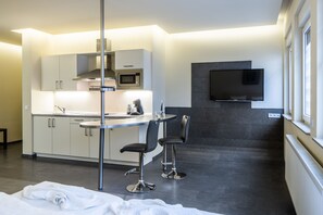 Full-sized fridge, microwave, espresso maker, coffee/tea maker - Nomad Serviced Apartments (Heidelberg)