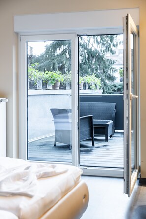 40-inch flat-screen TV with satellite channels, LCD TV, offices - Nomad Serviced Apartments (Heidelberg)