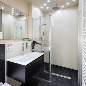 Shower, hair dryer, slippers, towels - Nomad Serviced Apartments (Heidelberg)