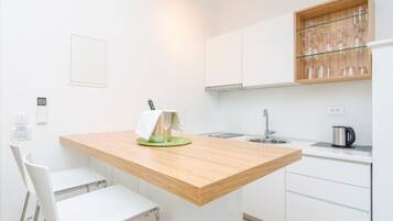 Refrigerador, parrilla de estufa, utensilios de cocina y comedor