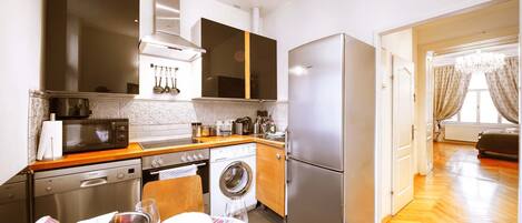 Kühlschrank, Mikrowelle, Ofen, Herdplatte