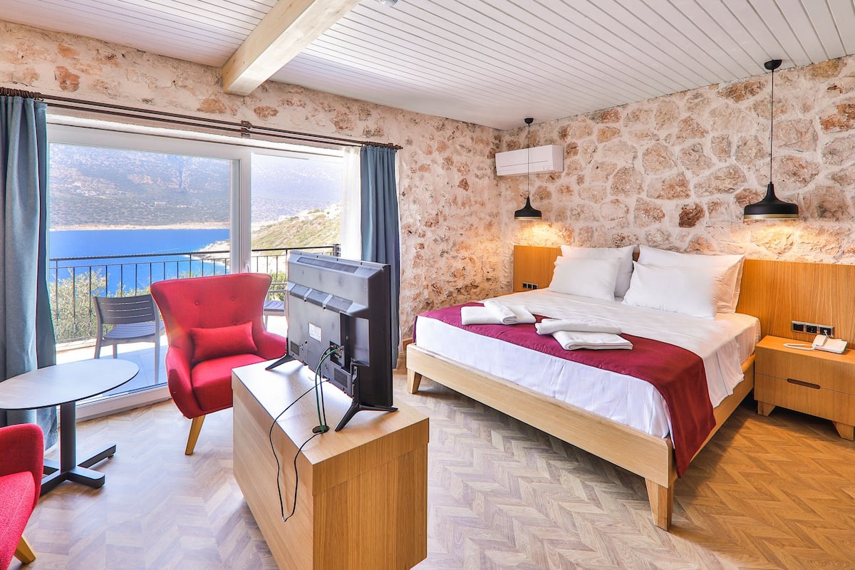 Stone Room with Sea View | Een minibar met enkele gratis items, een kluis op de kamer, gratis wifi
