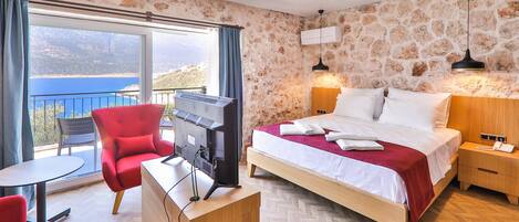 Une chambre d’hôtel avec un lit, une télévision, un bureau et une chaise.