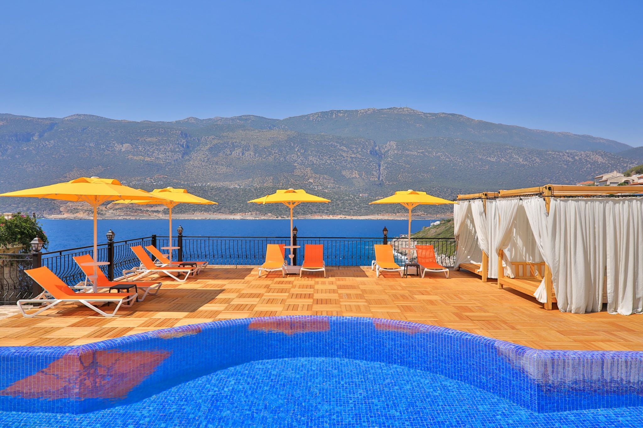 2 outdoor pools, pool loungers