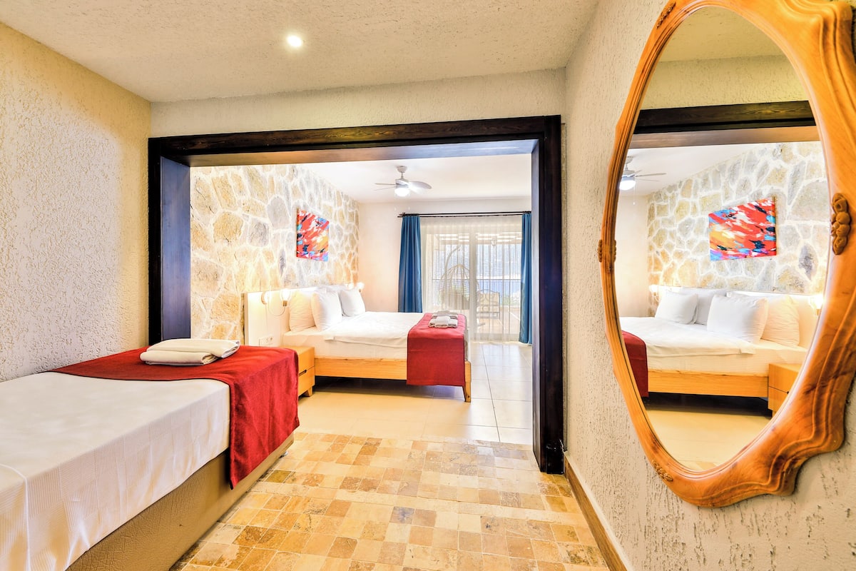 Economic Triple, Family Room with Sea View | Een minibar met enkele gratis items, een kluis op de kamer, gratis wifi