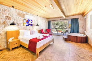Comfort  Room with Land View and Jacuzzi | Minibar contenant certains articles gratuits, coffre-fort
