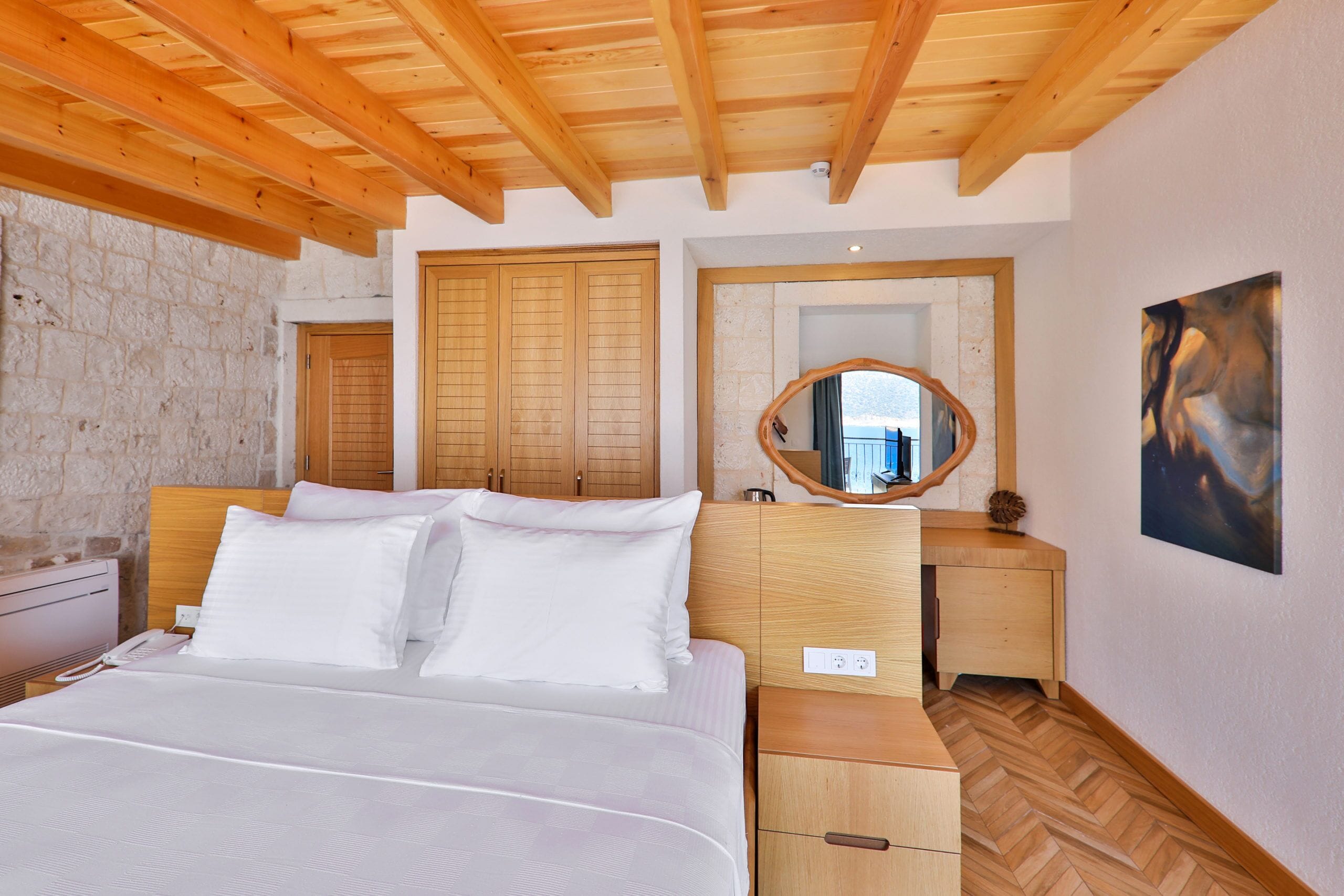 room with sea view and jacuzzi | 1 bedroom, free minibar items, in-room safe, free wifi