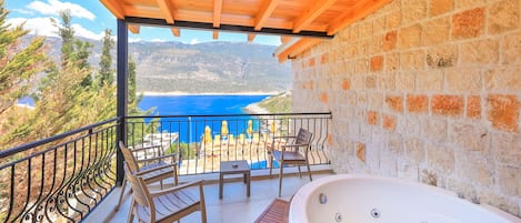 Premium Triple Room with Sea View and Jacuzzi | Een minibar met enkele gratis items, een kluis op de kamer, gratis wifi