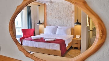 Deluxe Sea View Room with Jacuzzi | Minibar med vissa gratis produkter och värdeförvaringsskåp på rummet