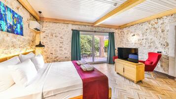 Minibar (some free items), in-room safe, WiFi (free), bed sheets
