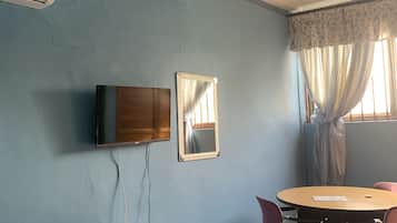 Kamar Single Deluks | Brankas, tirai kedap cahaya, setrika/meja setrika, dan Wi-Fi gratis