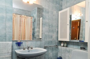 Ensemble douche/baignoire, sèche-cheveux, bidet, serviettes fournies