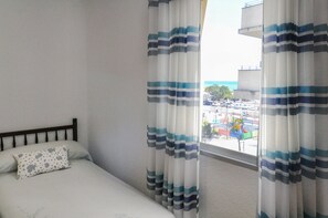 2 slaapkamers, een bureau, een strijkplank/strijkijzer, gratis wifi