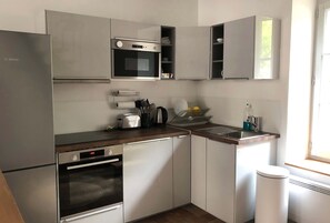 Fridge, microwave, oven, stovetop - Charming village house to recharge your batteries in Puisaye! (Treigny-Perreuse-Sainte-Colombe)