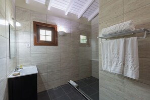 Een haardroger, handdoeken, zeep, shampoo