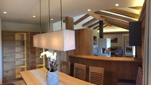 Deluxe-Apartment, 3 Schlafzimmer, Terrasse (Smaragd) | Wohnbereich | LED-Fernseher