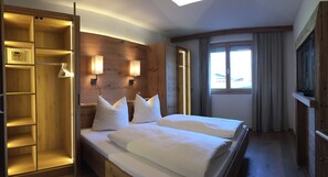 Deluxe-Apartment, 3 Schlafzimmer, Terrasse (Kristall) | Kostenlose Babybetten, kostenloses WLAN, Bettwäsche, Rollstuhlgeeignet