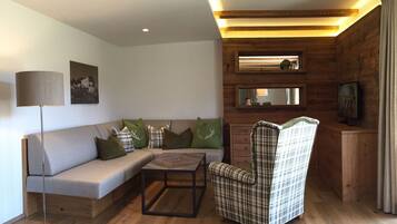 Deluxe-Apartment, 3 Schlafzimmer, Terrasse (Kristall) | Wohnbereich | LED-Fernseher