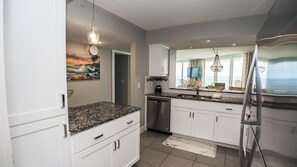 Fridge, microwave, oven, stovetop - E1101 Gulf Front, Amazing View, 3 Pools, Gated Condo (Panama City)