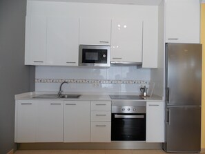 Frigorífic, microones, forn i placa de cuina 