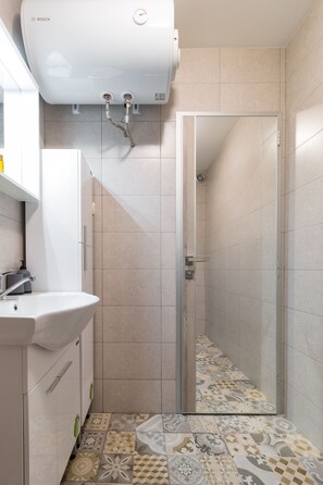 Deluxe-Apartment, Balkon, Stadtblick | Badezimmer | Dusche, kostenlose Toilettenartikel, Handtücher