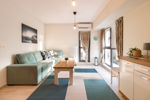 Deluxe Apartment, Balcony, City View | Living area | 50-inch flat-screen TV with cable channels, TV - FM Delux Studio - Turquoise (Plovdiv)