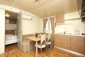 Casa rodante superior, 2 habitaciones | Área de sala de estar | Televisión de pantalla plana