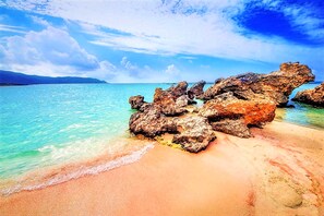 Playa en los alrededores, camastros y toallas de playa 