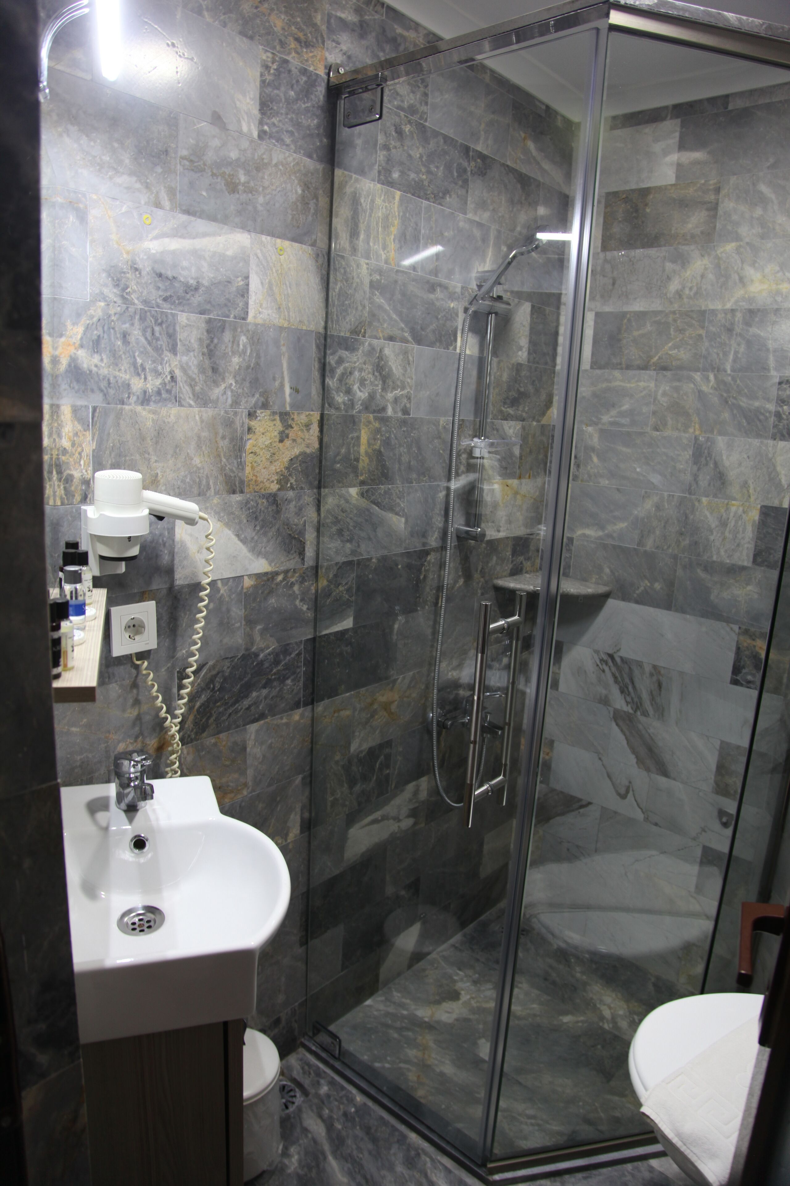 standard room, city view | bathroom | shower, free toiletries, hair dryer, towels