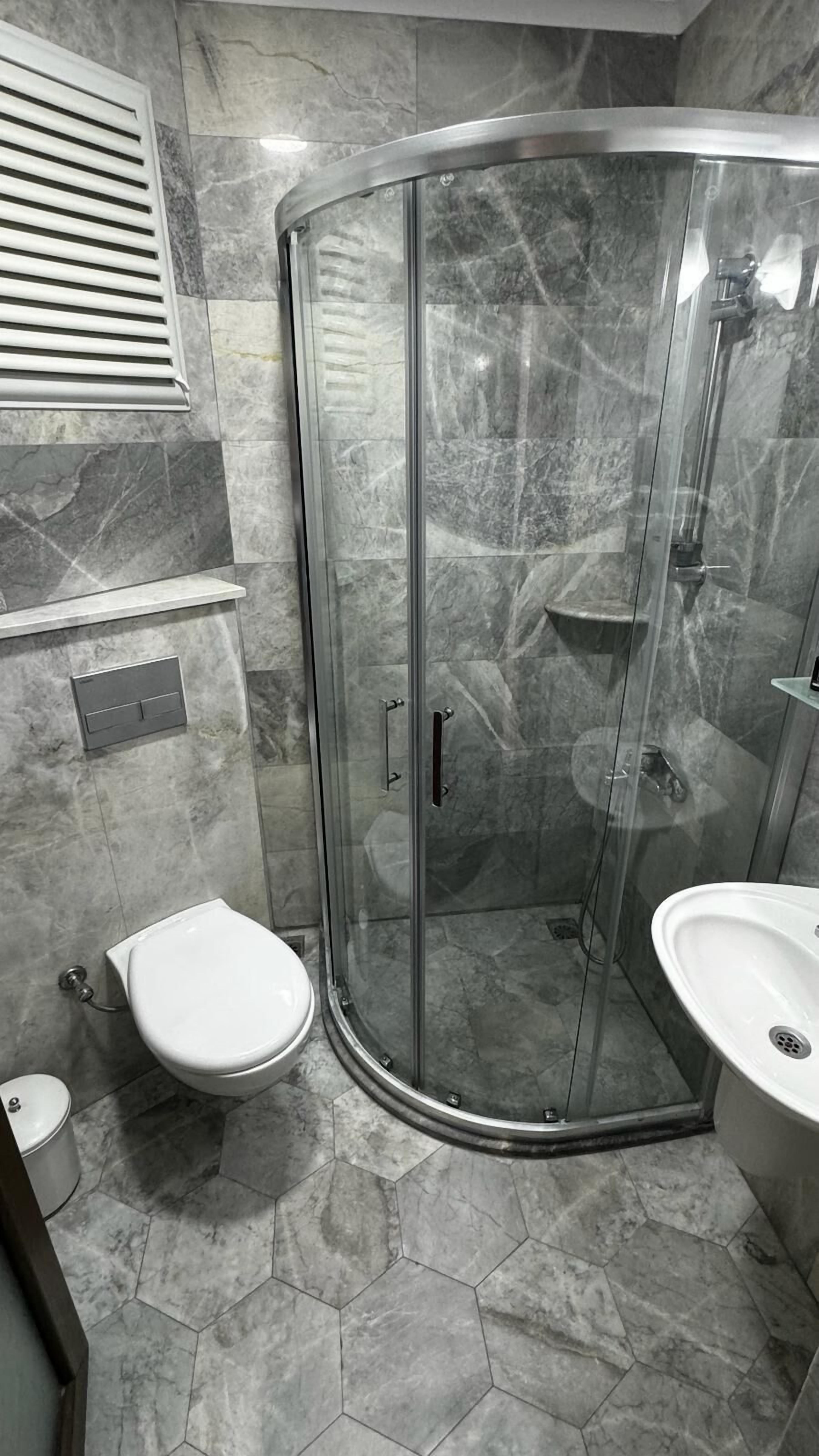 basic triple room | bathroom | shower, free toiletries, hair dryer, towels