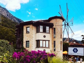 Un edificio de piedra con un cartel que indica Hotel Gökova.