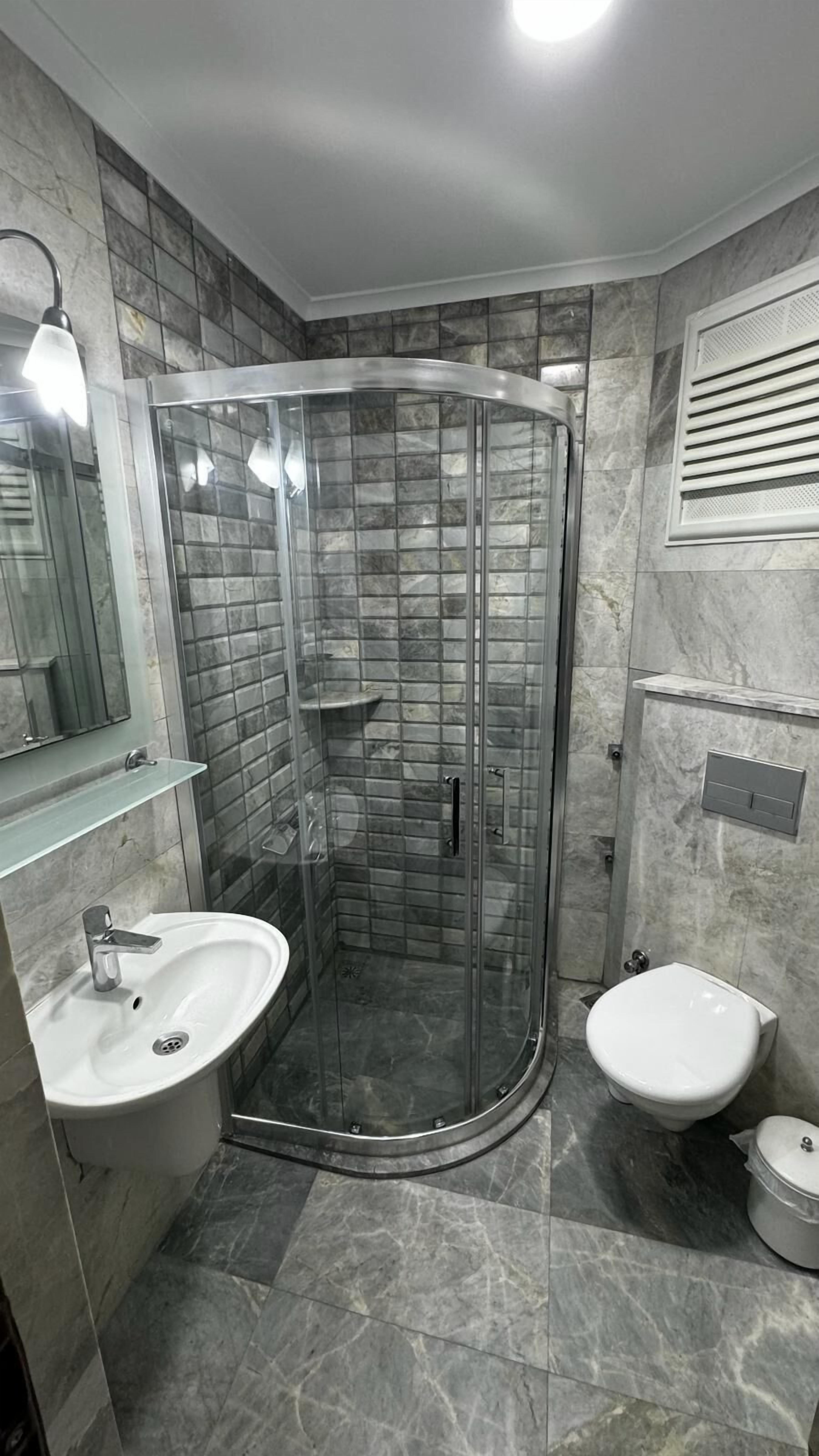 superior room | bathroom | shower, free toiletries, hair dryer, towels