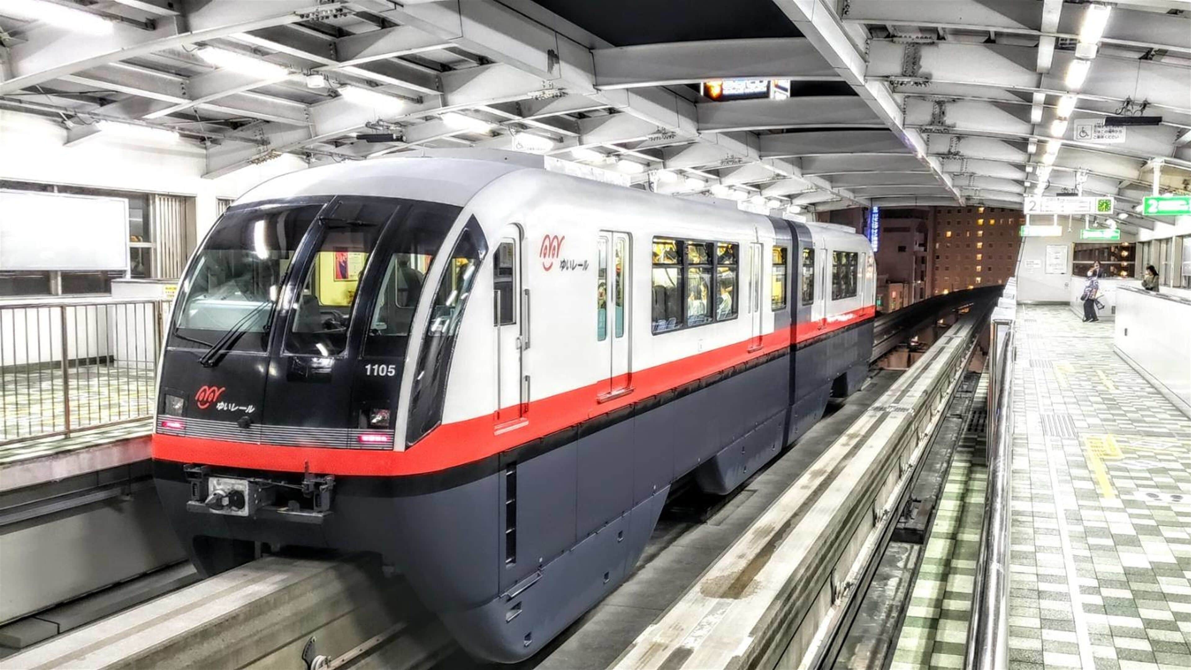 Een modern treinstationperron met een hogesnelheidstrein.