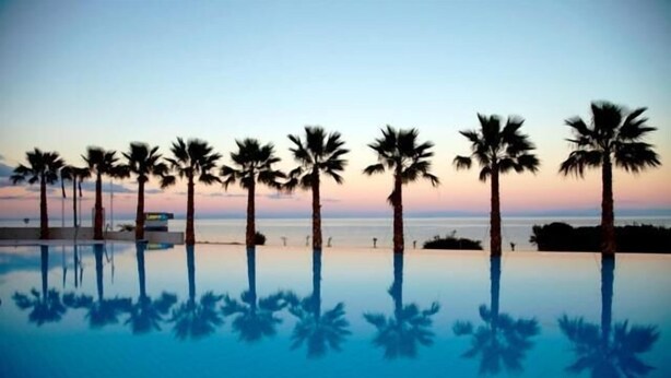 A pool with palm trees and a clear sky. - Tesoro Blu Hotel & Spa - Adults Only (Kefalonia)