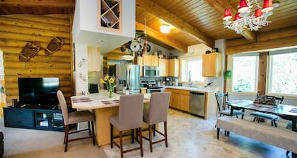 Nederland Getaway 4 Bedroom Home by RedAwning