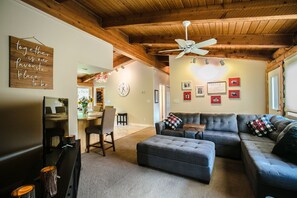 Casa, 4 habitaciones | Sala de estar | Smart TV y videojuegos 