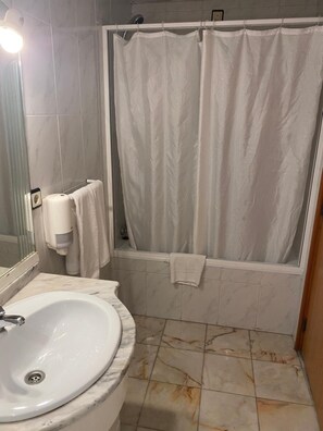 Shower, towels - Hotel Residencial Portucalense (Porto)
