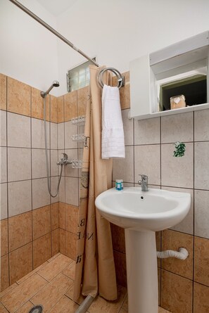 House | Bathroom | Shower, rainfall showerhead, towels - Petrakis Maisonette Near The Sea (Faistos)