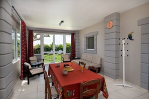 In-room dining - Petrakis Maisonette Near The Sea (Faistos)