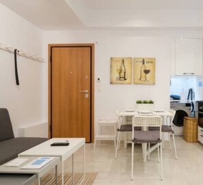 Apartamento | Zona de estar | Una televisión