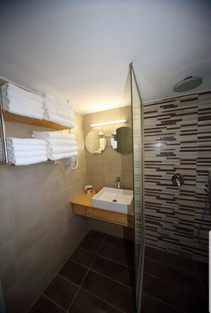 Apartamento | Baño | Bañera y ducha independientes y artículos de higiene personal gratuitos