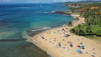 Playa en los alrededores, camastros y toallas de playa
