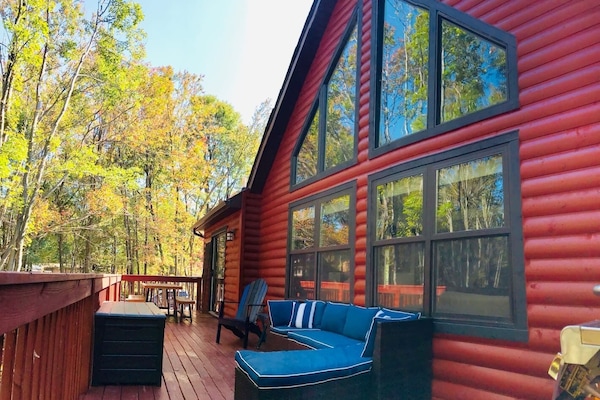 Deck overlooking lake (includes gas grill)