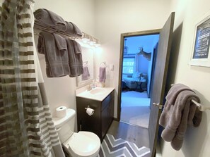 Kombinert dusj/badekar, hårføner, håndklær og såpe