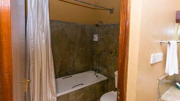 Singola Deluxe | Bagno | Doccia, soffione a pioggia, set di cortesia gratuito, asciugamani