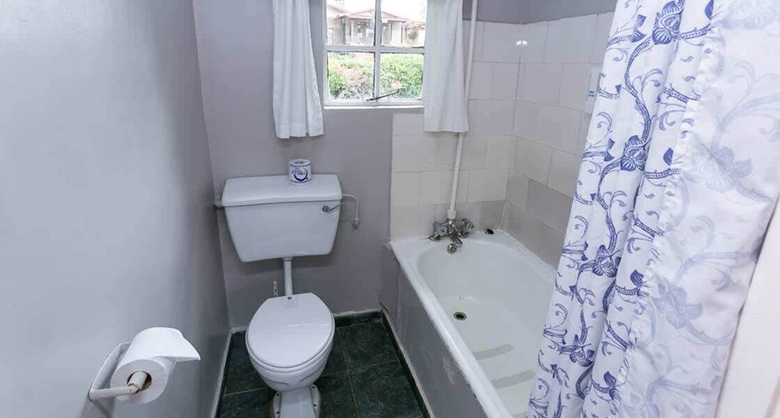 Un baño con inodoro, bidé y bañera.
