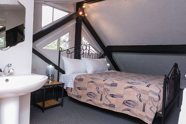 Deluxe Single Room | Desk, blackout drapes, WiFi (free), bed sheets