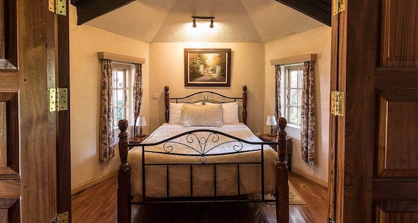 Escritorio, cortinas blackout, wifi gratis y ropa de cama